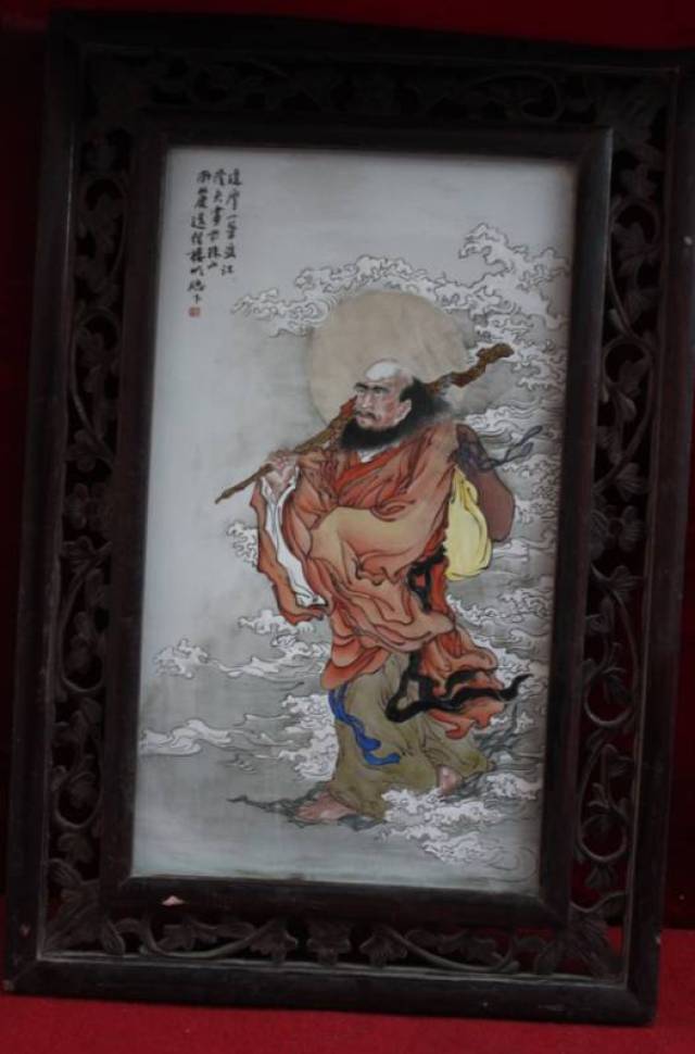 尺 寸 :足径20cm,口径8cm,高30cm 108号:王隆夫粉彩达摩渡江瓷板画 起