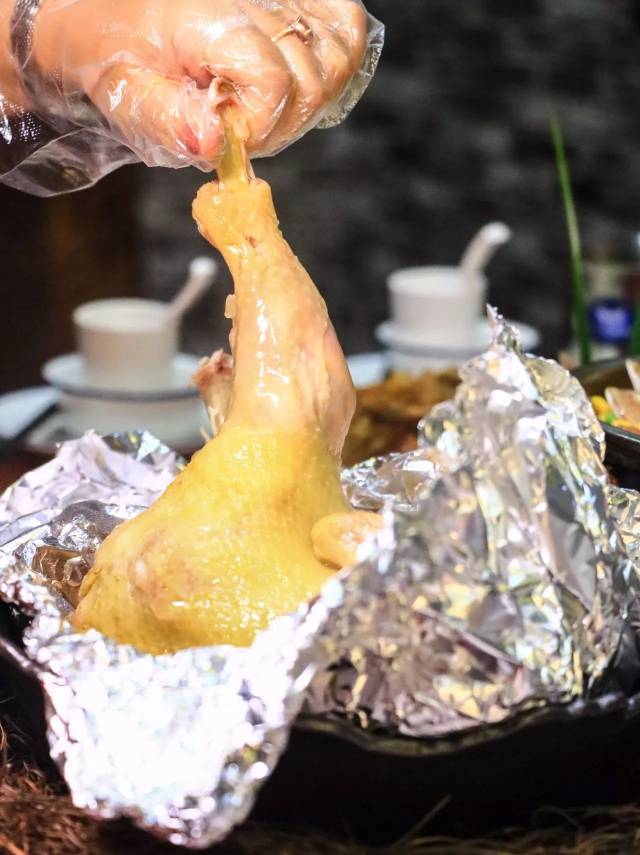 鸡肉肉质 细嫩,不干不柴,被锡纸锁住的鸡汁渗进肉里,鲜的不行