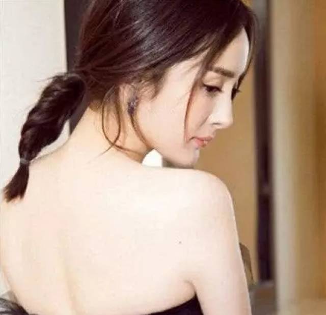 杨幂的背部白皙,刘亦菲的惊艳!
