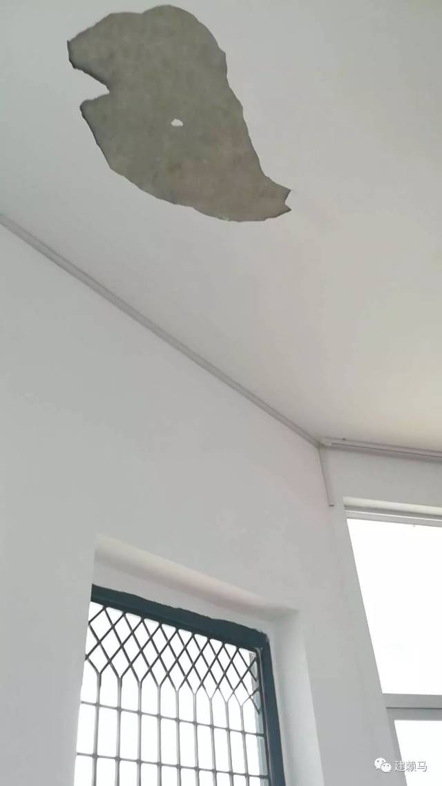 才入住不到一年 处处不堪入目 墙体开裂,天花板掉水泥,楼道积水