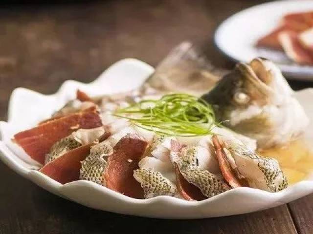 绝对的硬菜!浙江人最爱吃的——火腿蒸鲈鱼