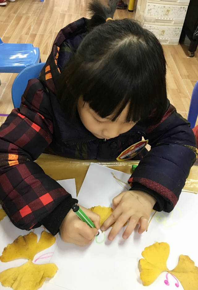 【班级播报】有趣的银杏树叶粘贴画