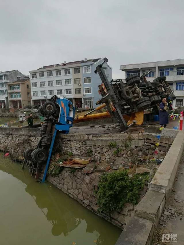 临海一拖拉机掉河里 叫来吊车救援 结果翻车了 猪队友啊!