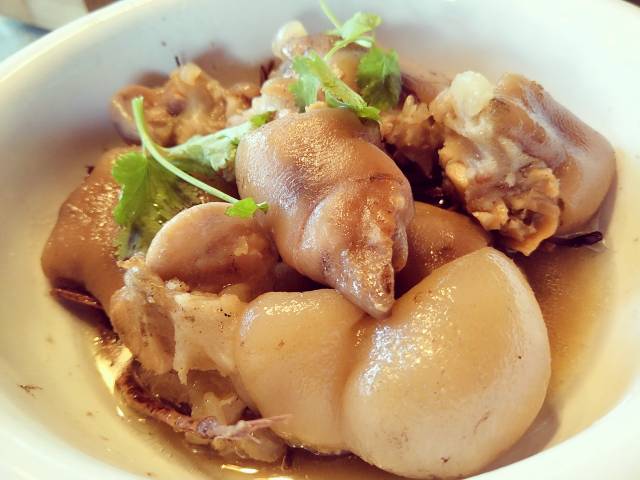 【牛奶根干蒸猪脚】