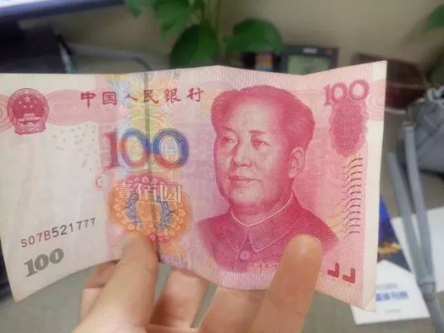 手拿100块钱的图片图片