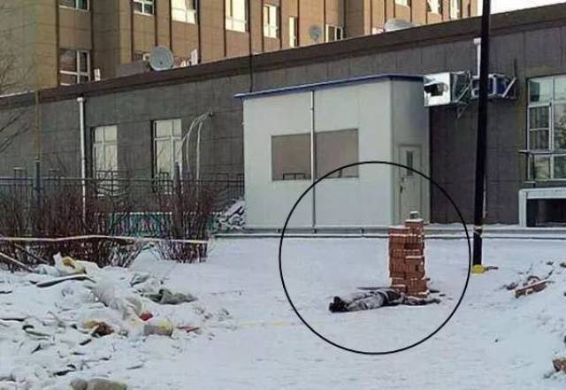 冻,位于长春市二道区英康路惠泽园小区内,一男子被人发现倒毙在雪地上