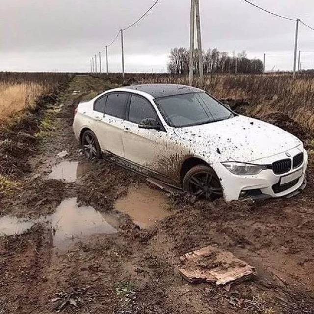 【车友互动】深陷泥潭的宝马,请问如何才能脱困?