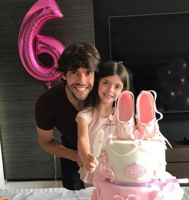 卡卡退役,从此巴西少了一位足球金童,多了一个女儿奴