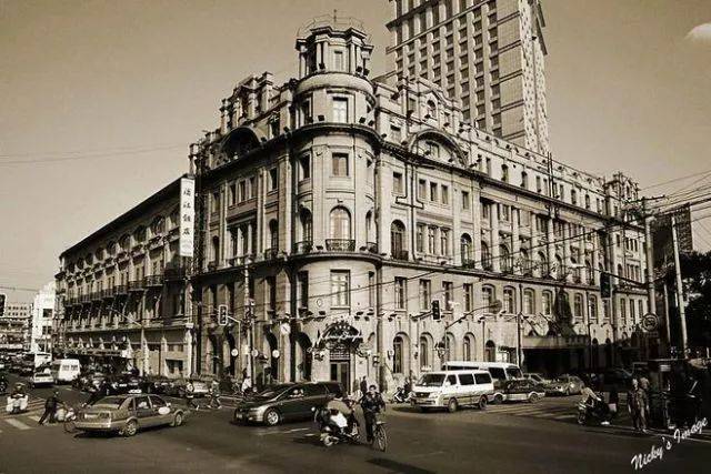 这便是人称"十里洋场"的老上海.