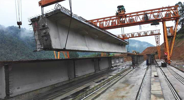 说到t梁,其实是因为它横截面是t字形状,两侧挑出部分称为翼缘,其中间