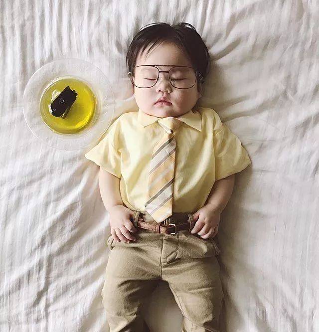 睡成网红!这个肉嘟嘟的小北鼻刷爆朋友圈丨好想捏她的小肉肉