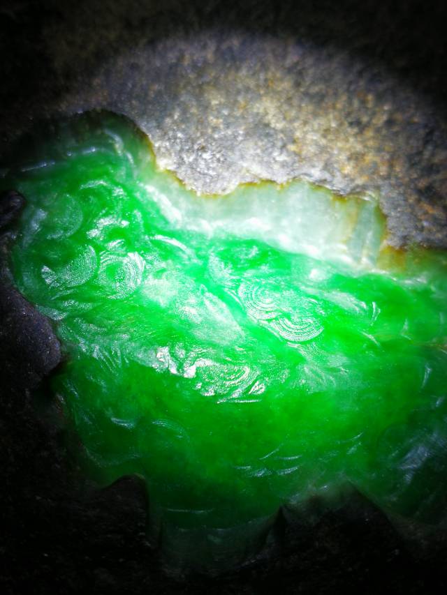 26公斤老坑莫湾基全蒙翡翠原石黑蟒一条直穿开出了冰阳绿