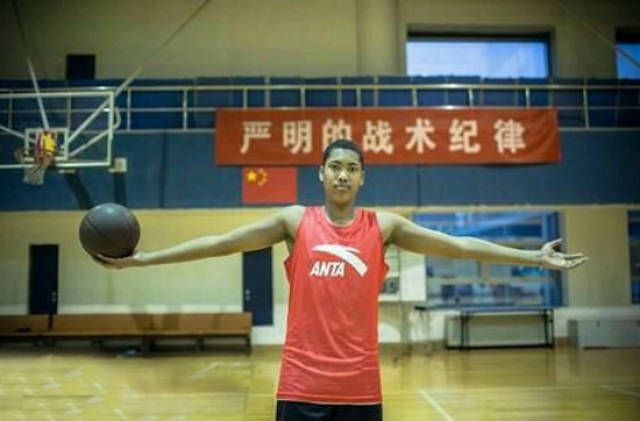 中国首位黑人混血球员丘天现状!超210cm,他中国女友直呼很厉害
