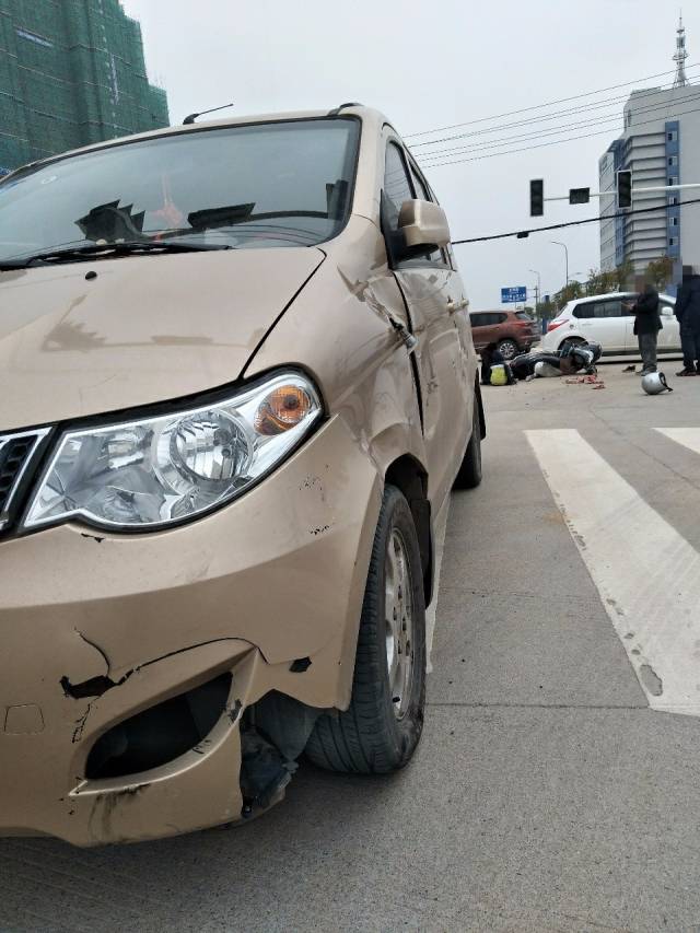 龙南大娘带孩子出来买猪肉遇车祸,孩子伤成这样.