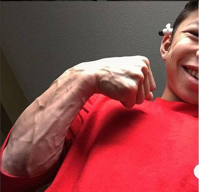 15岁肌肉少年登上健美舞台 却遭网友狂喷:怕是长不高了!