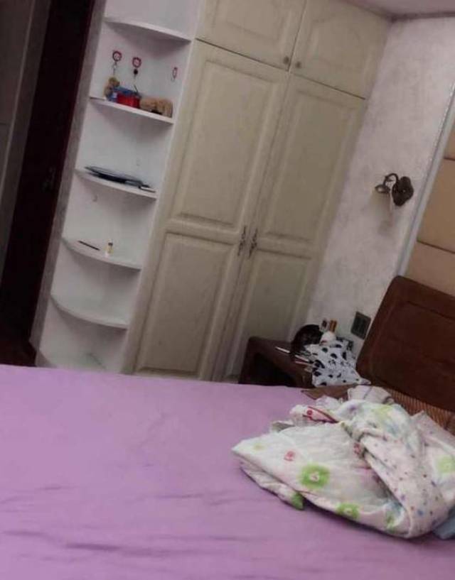 书房的桌面也是乱七八糟的,桌上还有小儿子的作业本,说不定还一边打