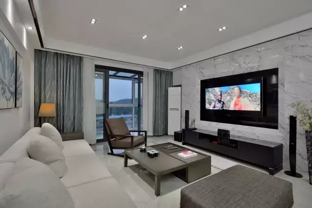 施工的话一般是在石膏板打底的基础上,用玻璃胶直接贴,或者拉槽嵌入.