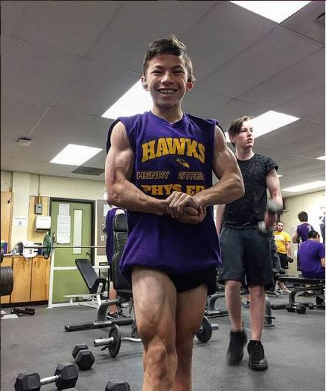 15岁肌肉少年登上健美舞台 却遭网友狂喷:怕是长不高了!