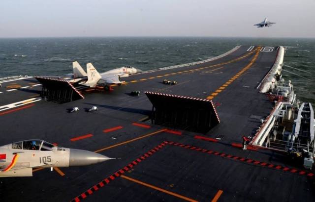 舰载战机是如何在航母上实现起飞和降落的?