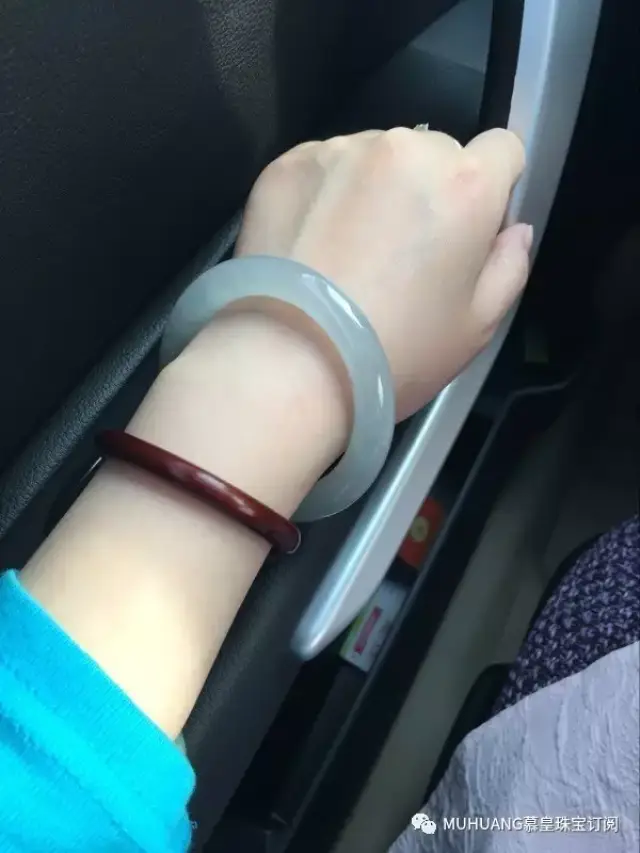 手镯应该戴左手还是右手呢?