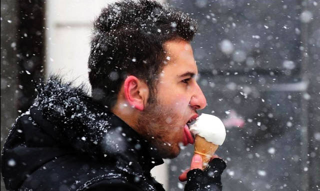 凛冬已至,你在昆山冻成狗,有人却在哈尔滨吃着马迭尔冰棍