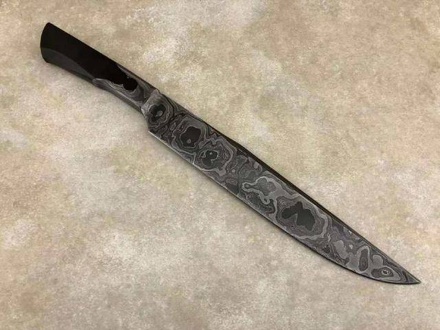 大马士革刀极其锋利,既可在战场上将对手骑士连盔带甲一劈两半,也可