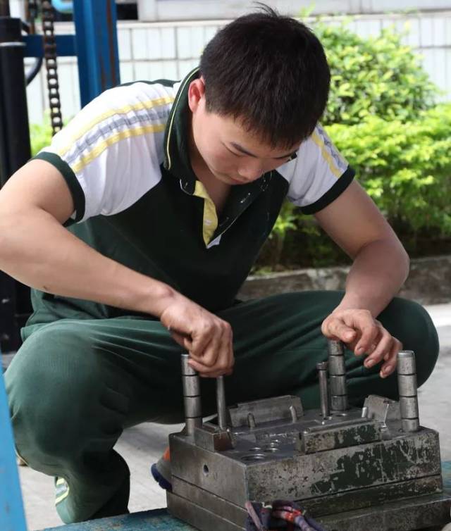 曹彦辰荣获市竞赛装配钳工项目第一名