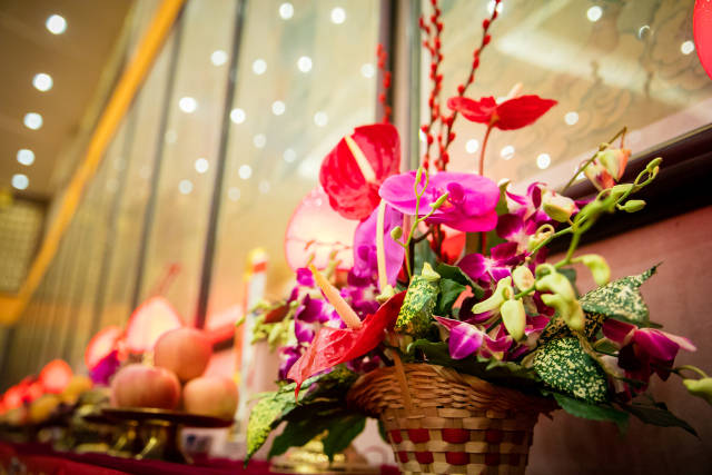 内坛供桌上,敬设六尘妙供 小铜炉沉香,鲜花 莲花灯烛,锦装经函 清水