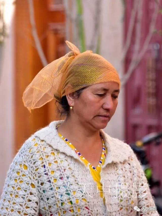 维族美女的花头巾 (一)