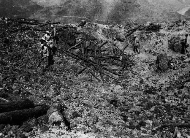 松山主峰子高地主阵地被3吨炸药炸毁,这是爆炸后形成的巨坑,中国军队