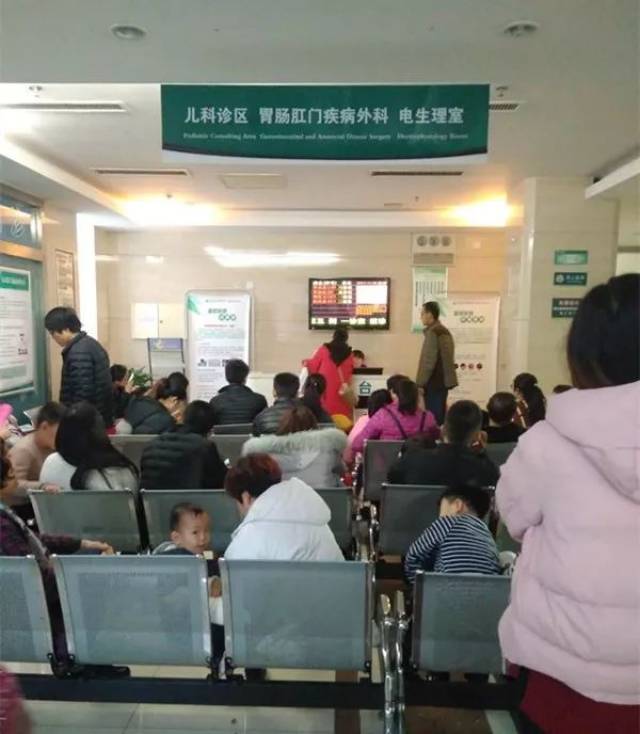 (昌乐县人民医院儿科病房,走廊里刚刚添加的小号病床)