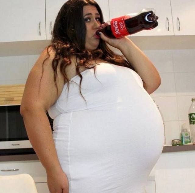女胖子喝可乐撑大肚子图片