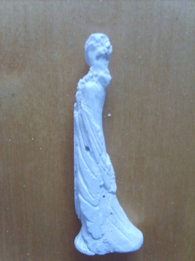 课堂上小姑娘不听课偷玩粉笔被老师抓住老师不仅没批评还表扬