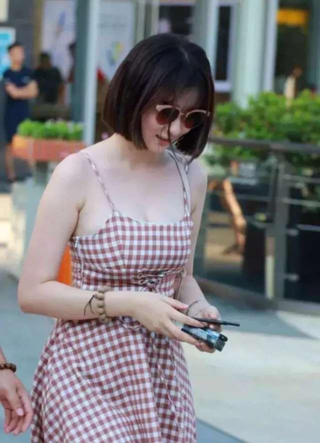 街拍: 皮肤白皙微胖的小熟女