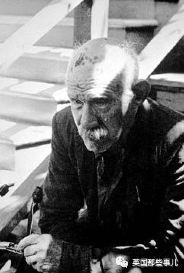 一个从不跟人交流的看门老头，用尽整整40年每一个深夜，留下了这本1万5