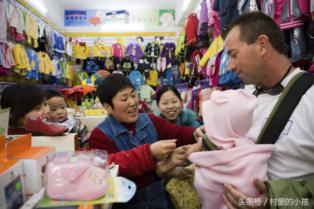 实拍:美国夫妻收养中国婴儿全过程,坚持教她汉