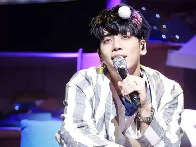 key在搀扶下赶到灵堂哭至崩溃钟铉生前最后影像曝光