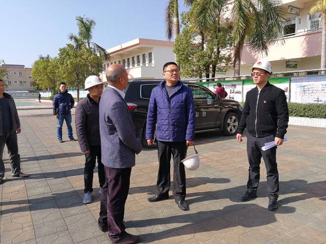 曾国辉校长向赵智健副市长详细地介绍了我校安全工作的情况.