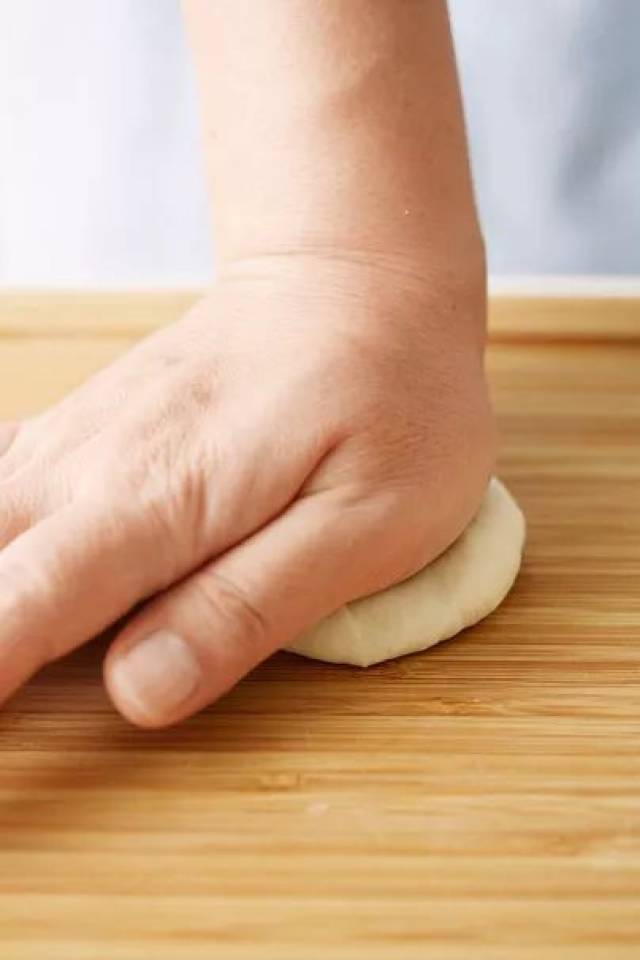 咸蛋黄馅儿像金沙一样流淌,这样的奶黄流沙包超流心!