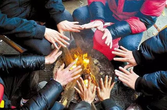 有时候还可以挂个吊罐 里面熬着喷喷香的肉 一家人围在