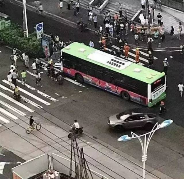 昨天brt刚追尾,今晨厦门又有两辆公车相撞!