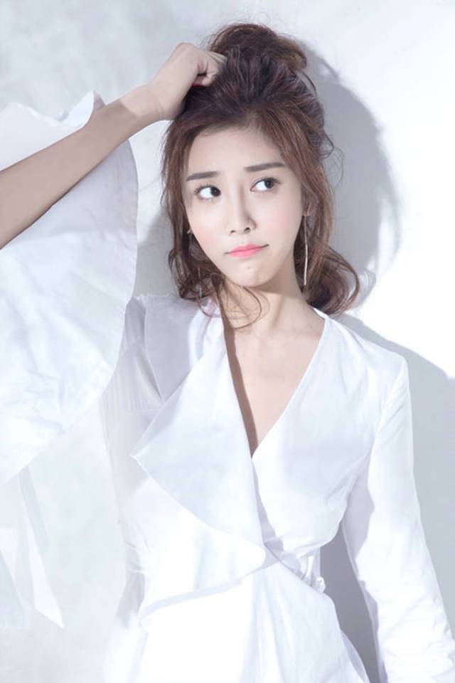 范梦写真曝光一身白衣白尽显清新纯净