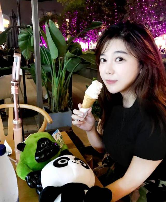 斗鱼刘飞儿被人跟踪并强吻 急需男粉丝保护出行