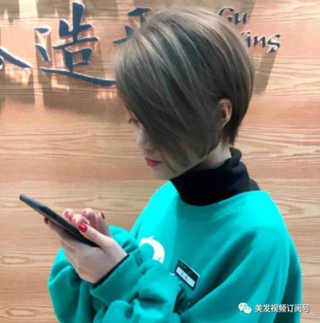 除了闷青色,这些颜色更显年轻