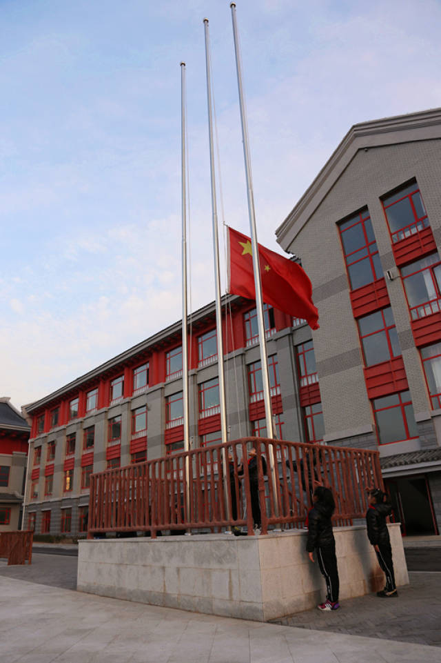 12月18日,大连南金实验学校举了"遵法守规明礼,安全文明出行"为主题的