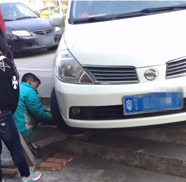 楼梯级 只能借助一些砖头帮忙垫高倒车了 据网友所说,开车的是名女