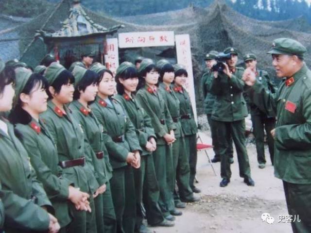 領導視察前線女兵部隊