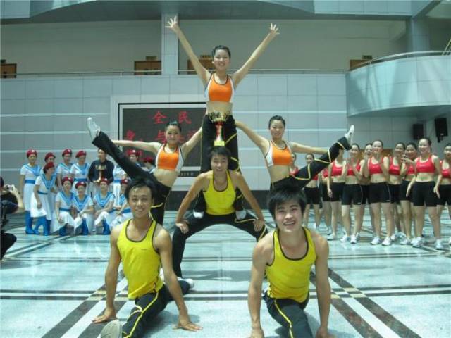 想知道我校健美操的故事吗