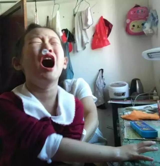 我爸觉得我妹妹哭的这个鼻涕泡泡挺特别 先把哭这件事丢旁边 第一件事