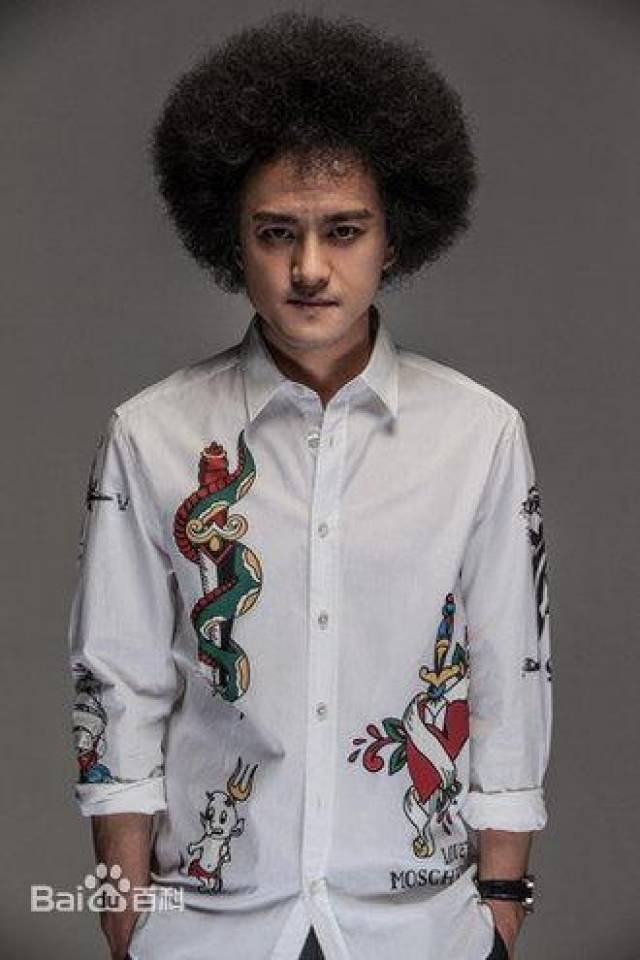 赵英俊,原名叫做赵健,这个名字取自赵本山的一个段子.